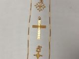 une photo d'un collier en or orné d'une croix