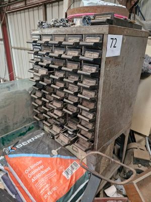 une grande armoire métallique contenant de nombreux objets