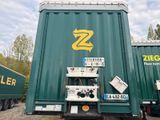 un conteneur vert orné d'un logo jaune en forme de zigzag