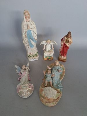 de nombreuses figurines représentant la Nativité de Jésus et des anges
