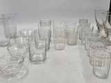 de nombreux verres posés sur une table, sur fond blanc