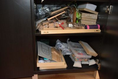 une armoire qui est très encombrée