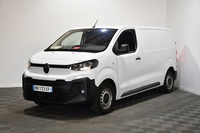 la photo d'une camionnette blanche garée dans une pièce