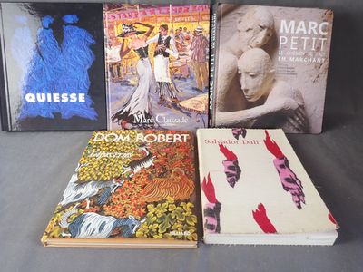 Plusieurs livres sont alignés sur une table devant un fond noir.