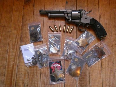 un pistolet et d'autres objets éparpillés sur le sol