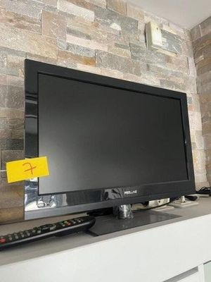 un téléviseur à écran plat posé sur un meuble TV