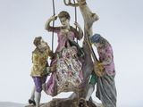 une figurine représentant une femme et deux enfants sur une balançoire
