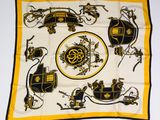 foulard carré jaune et noir orné d'une image représentant une calèche