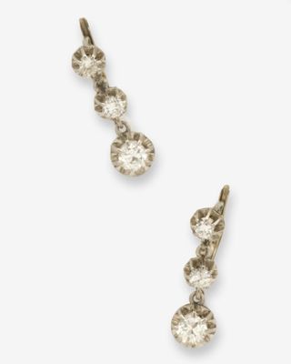 une paire de boucles d'oreilles à clip en diamant