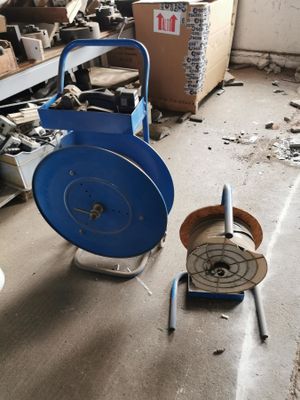 une photo d'une pièce où se trouvent plein d'outils par terre