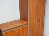 deux armoires et une armoire dans un coin de la pièce