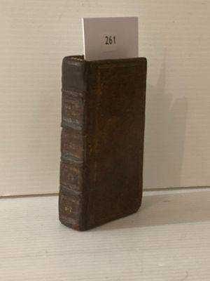une petite boîte en bois sur laquelle est fixé un porte-carte