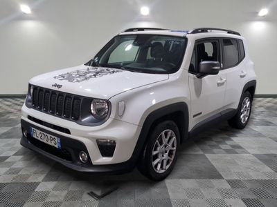 La jeep blanche est garée dans une grande pièce au sol carrelé en damier.