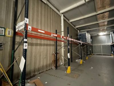une photo d'un entrepôt avec de nombreuses étagères