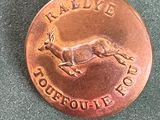 une pièce de cuivre sur laquelle est représenté un cheval