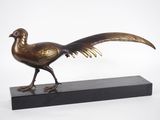 sculpture en bronze représentant un oiseau sur un socle noir