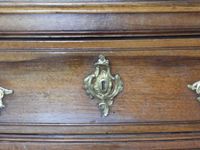 COMMODE TOMBEAU en acajou mouluré et sculpté, la façade galb… (photo 6)