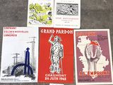 Plusieurs affiches de différents types d'affiches politiques sont éparpillées sur le sol.