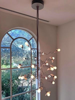 un lustre suspendu au plafond d'une pièce