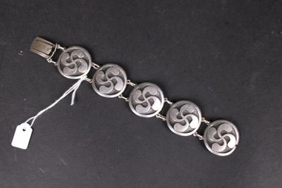 un gros plan d'un bracelet en argent muni d'une étiquette