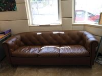 Canapé « chesterfield » en similicuir marron capitonné (photo 2)