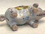 un cochon en céramique posé sur une table