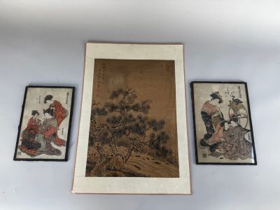 trois tableaux asiatiques encadrés accrochés au mur