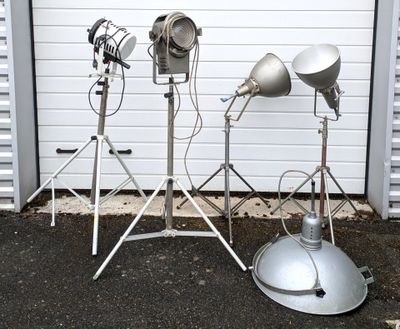 Lot comprenant quatre projecteurs/lampes sur pied dont LITA …