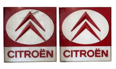 deux panneaux rouges et blancs portant les inscriptions « Citroën » et « Citroën »
