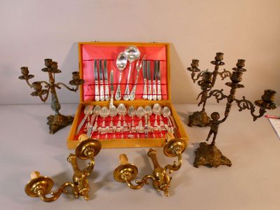 une boîte contenant de l'argenterie posée sur une table