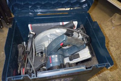 une boîte à outils avec des outils à l'intérieur sur le sol