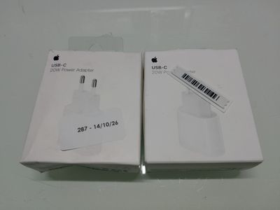 Deux boîtes d'AirPods « Apple » sont posées sur une table.
