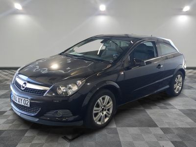 une photo d'une Opel bleue garée dans un garage
