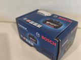 une boîte contenant un appareil photo numérique Bosch posée sur un plan de travail