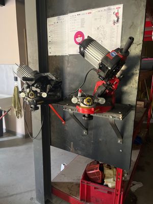 une machine posée sur un support dans un garage