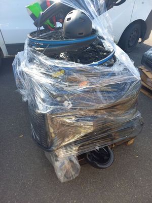 un chariot sur lequel est posé un casque, dans un parking