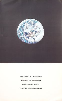un livre sur lequel figure une image de la Terre
