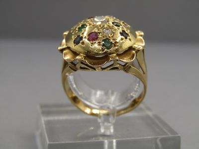 une image d'une bague en or ornée de pierres multicolores