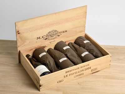 six bouteilles de vin dans un coffret en bois sur une table