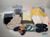 Plusieurs paires de chaussures et de sous-vêtements sont disposées sur une table