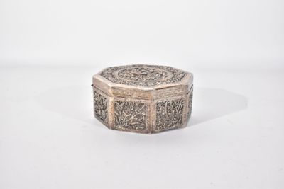 une petite boîte en argent ornée d'un motif floral