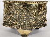 un bol ancien en laiton orné d'un motif représentant des oiseaux et des fleurs