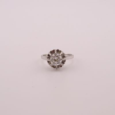 une bague de fiançailles ornée d'un seul diamant au centre