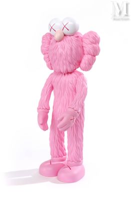 un ours en peluche rose coiffé d'un chapeau blanc