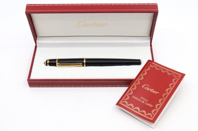une image représentant un stylo dans une boîte rouge avec un bloc-notes