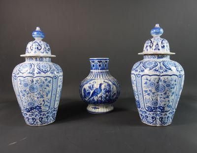 trois vases bleus et blancs posés les uns à côté des autres sur une table