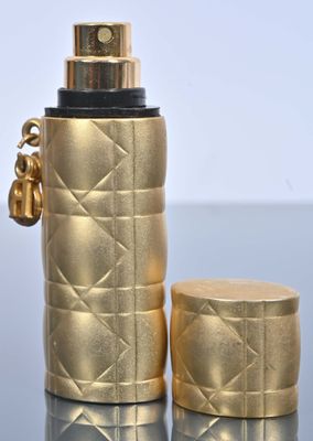 Christian DIOR Vaporisateur de sac en métal doré patiné à mo…