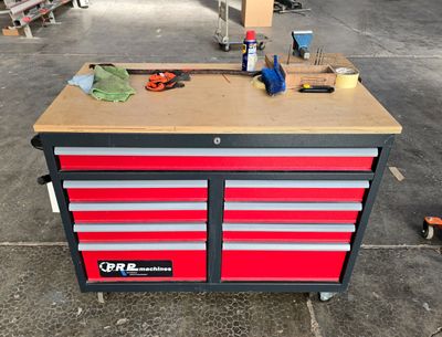 un établi sur lequel sont posés des outils dans un garage