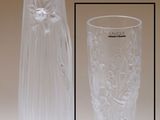 une photo d'un vase et d'un verre posés sur une table