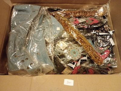 une boîte en carton remplie d'objets hétéroclites
